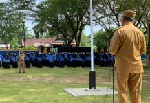 Penyerahan SK 100 Persen CPNS di Mubar Ditunda, Ini Penyebabnya Apel - Bupati Mubar, Achmad Lamani saat memimpin apel gabungan di halaman kantor bupati, Senin (21/3/2022). (Kasman/ZONASULTRA.COM).