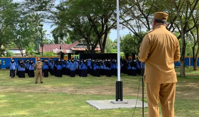 PSX_20220321_192649 Apel - Bupati Mubar, Achmad Lamani saat memimpin apel gabungan di halaman kantor bupati, Senin (21/3/2022). (Kasman/ZONASULTRA.COM).