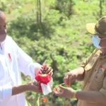 Ali Mazi Serahkan “Tanah-Air” ke Jokowi di Titik Nol Ibu Kota Negara Ali Mazi Serahkan “Tanah-Air” ke Jokowi di Titik Nol Ibu Kota Negara