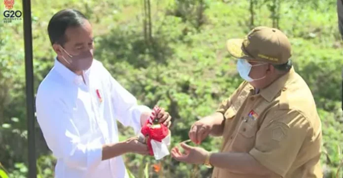 Ali Mazi Serahkan “Tanah-Air” ke Jokowi di Titik Nol Ibu Kota Negara