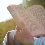 Ini 8 Manfaat Besar Membaca Buku Pengembangan Diri Ilustrasi membaca