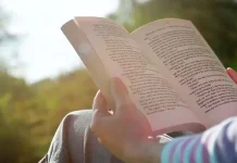 Ini 8 Manfaat Besar Membaca Buku Pengembangan Diri Ilustrasi membaca