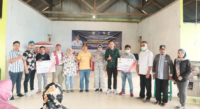 BPR Bahteramas Serahkan Dua Paket Alat Produksi Minyak Kelapa Dalam di Buton