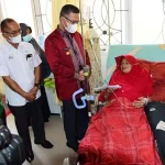 Wali Kota Kendari Serahkan Bantuan BPJS Kesehatan untuk Pasien Kanker Wali Kota Kendari Serahkan Bantuan BPJS Kesehatan untuk Pasien Kanker