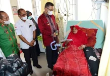 Wali Kota Kendari Serahkan Bantuan BPJS Kesehatan untuk Pasien Kanker Wali Kota Kendari Serahkan Bantuan BPJS Kesehatan untuk Pasien Kanker