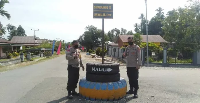 Banyak Pengendara Sering Kesasar, Polsek Pakue Pasang Penunjuk Arah