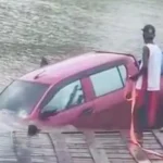 Menyeberang dengan Pincara, Satu Unit Mobil Hilux Tercebur ke Sungai Konaweeha Menyeberang dengan Pincara, Satu Unit Mobil Hilux Tercebur ke Sungai Konaweeha