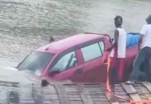 Menyeberang dengan Pincara, Satu Unit Mobil Hilux Tercebur ke Sungai Konaweeha Menyeberang dengan Pincara, Satu Unit Mobil Hilux Tercebur ke Sungai Konaweeha