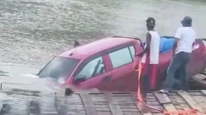 Menyeberang dengan Pincara, Satu Unit Mobil Hilux Tercebur ke Sungai Konaweeha