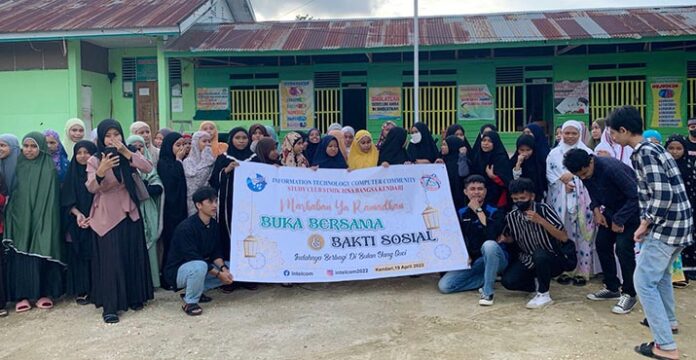 Berbagi di Momen Ramadan, INTELCOM STMIK Bina Bangsa Kendari Kunjungi Pesantren Darul Mukhlisin