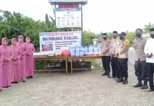 Peduli Sesama, Jajaran Polsek Pakue dan Korcam Apuk Bagi Takjil Gratis Peduli Sesama, Jajaran Polsek Pakue dan Korcam Apuk Bagi Takjil Gratis