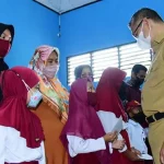 Bantu Siswa Kurang Mampu, Pemkot Kendari Beri Beasiswa kepada 220 Siswa SD dan SMP Bantu Siswa Kurang Mampu, Pemkot Kendari Beri Beasiswa kepada 220 Siswa SD dan SMP
