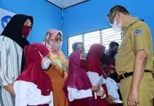 Bantu Siswa Kurang Mampu, Pemkot Kendari Beri Beasiswa kepada 220 Siswa SD dan SMP Bantu Siswa Kurang Mampu, Pemkot Kendari Beri Beasiswa kepada 220 Siswa SD dan SMP