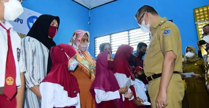 Bantu Siswa Kurang Mampu, Pemkot Kendari Beri Beasiswa kepada 220 Siswa SD dan SMP