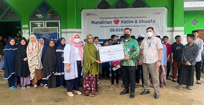 Momen Ramadan, Bank Mandiri Berbagi Santunan dan Sembako di Kendari