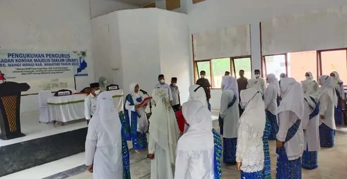 Eliati Haliana Kukuhkan Pengurus BKMT Wangiwangi