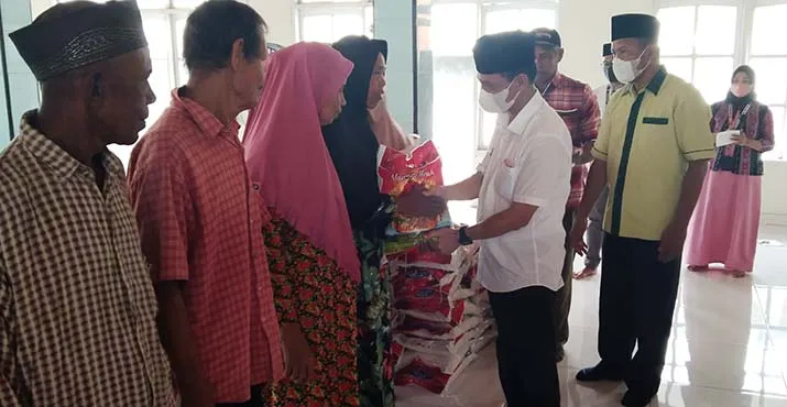 Safari Ramadan di Pulau Tomia, Bupati Wakatobi Serahkan Bantuan Beras