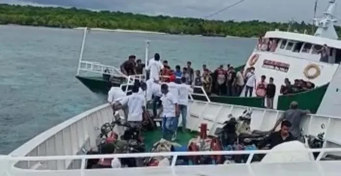 KM Cantika Lestari 8F Evakuasi Kapal Mati Mesin Rute Baubau-Wanci