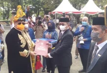 Tiga ASN Terima Satya Lencana pada Upacara Peringatan HUT Sultra Ke-58 Tiga ASN Terima Satya Lencana pada Upacara Peringatan HUT Sultra Ke-58