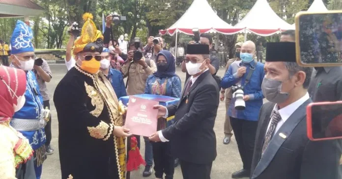 Tiga ASN Terima Satya Lencana pada Upacara Peringatan HUT Sultra Ke-58 Tiga ASN Terima Satya Lencana pada Upacara Peringatan HUT Sultra Ke-58