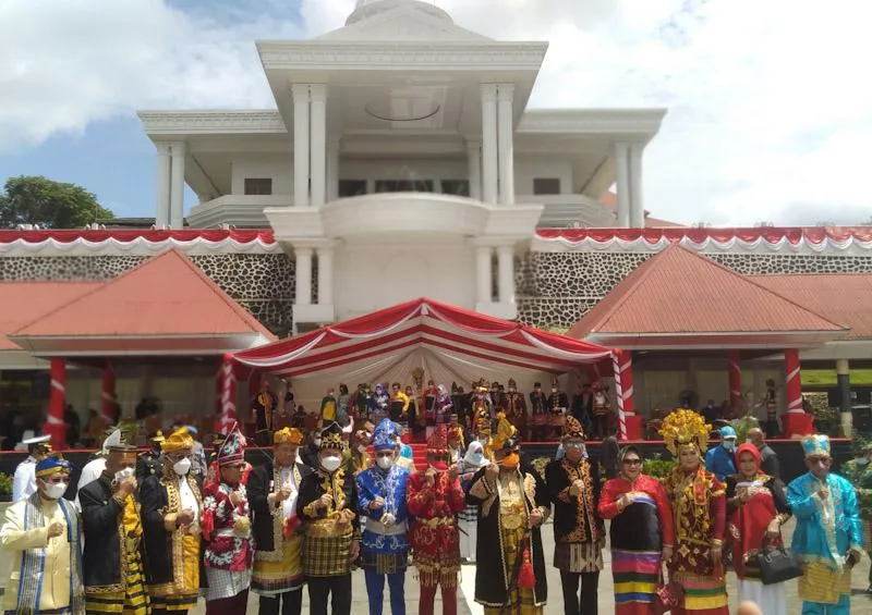 Upacara Peringatan HUT Sultra ke-58, Pejabat Pemprov Kenakan Pakaian Adat