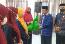Kemenag Sultra Berbagi Sembako dan THR Kemenag Sultra Berbagi Sembako dan THR