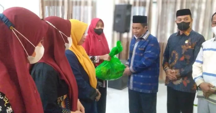 Kemenag Sultra Berbagi Sembako dan THR