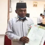 28 Tahun Mengabdi, Pria Asal Konsel Ini Akhirnya Terima SK CP3K Kemenag Sultra 28 Tahun Mengabdi, Pria Asal Konsel Ini Akhirnya Terima SK CP3K Kemenag Sultra
