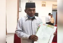 28 Tahun Mengabdi, Pria Asal Konsel Ini Akhirnya Terima SK CP3K Kemenag Sultra 28 Tahun Mengabdi, Pria Asal Konsel Ini Akhirnya Terima SK CP3K Kemenag Sultra