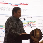 Cegah Gelombang Baru Covid-19, Airlangga Ingatkan Camat Perhatikan Syarat Vaksinasi Booster Pemudik Menteri Koordinator Bidang Perekonomian Airlangga Hartarto