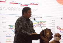 Cegah Gelombang Baru Covid-19, Airlangga Ingatkan Camat Perhatikan Syarat Vaksinasi Booster Pemudik Menteri Koordinator Bidang Perekonomian Airlangga Hartarto