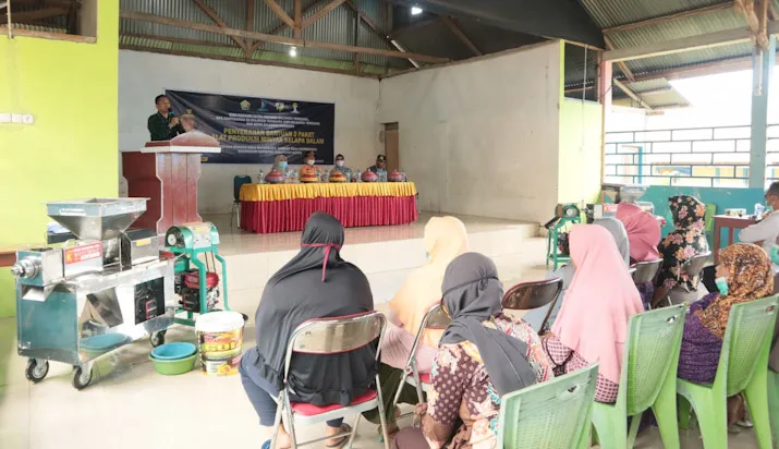 BPR Bahteramas Serahkan Dua Paket Alat Produksi Minyak Kelapa Dalam di Buton