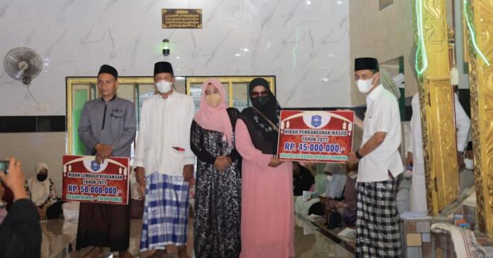 Bupati Wakatobi Serahkan Hibah Pembangunan Masjid dan Pesantren di Pulau Tomia