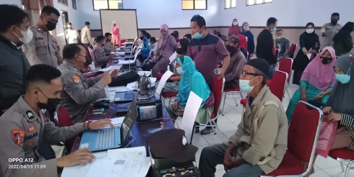 PSX_20220419_182136 Polres Konawe Salurkan Bantuan Tunai ke Pedagang