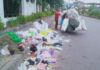 Tumpukan Sampah Hiasi Jalan Depan Kampus UHO Kendari