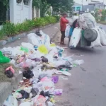 Tumpukan Sampah Hiasi Jalan Depan Kampus UHO Kendari Tumpukan Sampah Hiasi Jalan Depan Kampus UHO Kendari