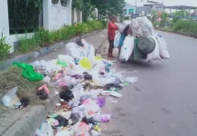 Tumpukan Sampah Hiasi Jalan Depan Kampus UHO Kendari Tumpukan Sampah Hiasi Jalan Depan Kampus UHO Kendari