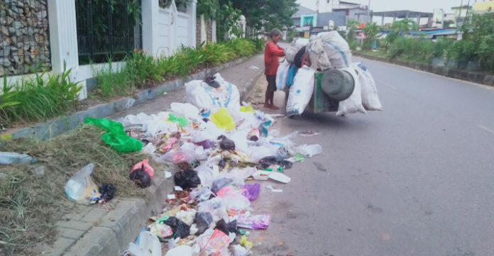 Tumpukan Sampah Hiasi Jalan Depan Kampus UHO Kendari