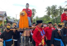 Andi Sumangerukka Ikut Memikul ‘Singa Depok’ saat Silaturahmi dengan Masyarakat KKSS di Mubar Andi Sumangerukka Ikut Memikul 'Singa Depok' saat Silaturahmi dengan Masyarakat KKSS di Mubar