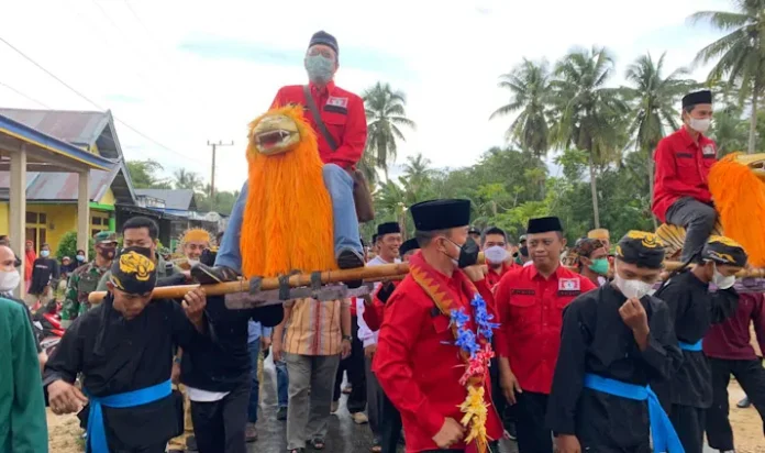 Andi Sumangerukka Ikut Memikul 'Singa Depok' saat Silaturahmi dengan Masyarakat KKSS di Mubar