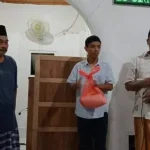 DKM Haqul Yakin Berbagi Santunan untuk Fakir Miskin dan Anak Yatim Piatu di Wakatobi DKM Haqul Yakin Berbagi Santunan untuk Fakir Miskin dan Anak Yatim Piatu di Wakatobi