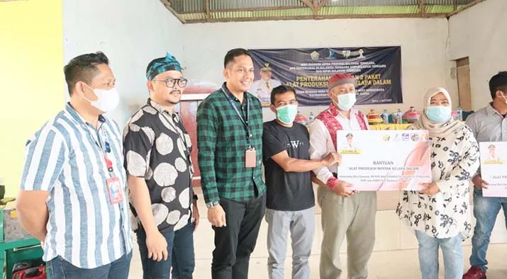 BPR Bahteramas Serahkan Dua Paket Alat Produksi Minyak Kelapa Dalam di Buton