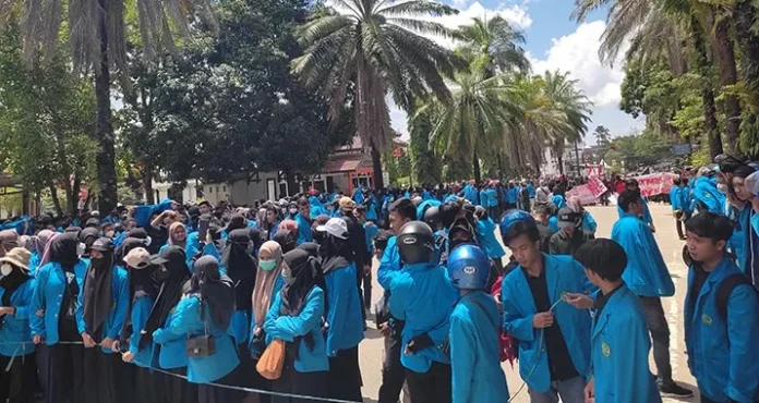 demo1 Mahasiswa Mulai Padati Kantor DPRD Sultra, Aksi Berjalan Kondusif