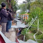 Aksi 11 April Berujung Bentrok, Pagar Pembatas Proyek Kantor Wali Kota Kendari Hancur Aksi 11 April Berujung Bentrok, Pagar Pembatas Proyek Kantor Wali Kota Kendari Hancur