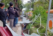 Aksi 11 April Berujung Bentrok, Pagar Pembatas Proyek Kantor Wali Kota Kendari Hancur Aksi 11 April Berujung Bentrok, Pagar Pembatas Proyek Kantor Wali Kota Kendari Hancur