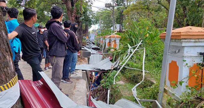 Aksi 11 April Berujung Bentrok, Pagar Pembatas Proyek Kantor Wali Kota Kendari Hancur