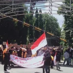 Mahasiswa UHO Serentak Tolak Kenaikan BBM dan Wacana Presiden 3 Periode Mahasiswa UHO Serentak Tolak Kenaikan BBM dan Wacana Presiden 3 Periode ZONASULTRA.COM, KENDARI- Mahasiswa Universitas Halu Oleo (UHO) Kendari, Provinsi Sulawesi Tenggara (Sultra) yang tergabung membawa nama Keluarga Besar Mahasiswa (KBM) UHO turun melakukan aksi serentak yang di inisiasi oleh Badan Eksekutif Mahasiswa Seluruh Indonesia (BEM SI) pada 11 April 2022. Adapun tuntutan ribuan mahasiswa dari seluruh fakultas yang ada di UHO tersebut yaitu, menolak kenaikan Bahan Bakar Minyak (BBM), menolak kenaikan kebutuhan pokok, menolak kenaikan pajak pertambahan nilai (PPn), molak wacana kenaikan tagihan listrik, serta menolak perpanjangan jabatan presiden menjadi tiga periode. Pantauan Zonasultra.com, sekitar pukul 10.00 WITA barisan mahasiswa KBM UHO telah mengular menutupi ruas jalan dalam kampus UHO. Barisan tersebut dibatasi oleh tali yang menjadi pemisah antar fakultas. Mahasiswa masing-masing fakultas tersebut mencapai ratusan orang. Rencananya, ribuan mahasiswa tersebut akan berjalan kaki untuk menggeruduk kantor Dewan Perwakilan Rakyat Daerah (DPRD) Provinsi Sultra untuk menyampaikan aspirasinya. Sesekali orator menyampaikan untuk memindahkan jam kuliah ke jalan halaman kantor DPRD Sultra. Selain KBM UHO, beberapa universitas di Sultra seperti Universutas Muhammadiyah Kendari (UMK), Institut Agama Islam Negeri (IAIN) Kendari, Universitas Sulawesi Tenggara (Unsultra) juga turun melakukan aksi bersama dengan titik kumpul berada di Kantor DPRD Sultra. (C) Halaman: Sultra Raya Kontributor: Ismu Samadhani Editor: Ilham Surahmin