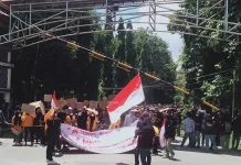 Mahasiswa UHO Serentak Tolak Kenaikan BBM dan Wacana Presiden 3 Periode Mahasiswa UHO Serentak Tolak Kenaikan BBM dan Wacana Presiden 3 Periode ZONASULTRA.COM, KENDARI- Mahasiswa Universitas Halu Oleo (UHO) Kendari, Provinsi Sulawesi Tenggara (Sultra) yang tergabung membawa nama Keluarga Besar Mahasiswa (KBM) UHO turun melakukan aksi serentak yang di inisiasi oleh Badan Eksekutif Mahasiswa Seluruh Indonesia (BEM SI) pada 11 April 2022. Adapun tuntutan ribuan mahasiswa dari seluruh fakultas yang ada di UHO tersebut yaitu, menolak kenaikan Bahan Bakar Minyak (BBM), menolak kenaikan kebutuhan pokok, menolak kenaikan pajak pertambahan nilai (PPn), molak wacana kenaikan tagihan listrik, serta menolak perpanjangan jabatan presiden menjadi tiga periode. Pantauan Zonasultra.com, sekitar pukul 10.00 WITA barisan mahasiswa KBM UHO telah mengular menutupi ruas jalan dalam kampus UHO. Barisan tersebut dibatasi oleh tali yang menjadi pemisah antar fakultas. Mahasiswa masing-masing fakultas tersebut mencapai ratusan orang. Rencananya, ribuan mahasiswa tersebut akan berjalan kaki untuk menggeruduk kantor Dewan Perwakilan Rakyat Daerah (DPRD) Provinsi Sultra untuk menyampaikan aspirasinya. Sesekali orator menyampaikan untuk memindahkan jam kuliah ke jalan halaman kantor DPRD Sultra. Selain KBM UHO, beberapa universitas di Sultra seperti Universutas Muhammadiyah Kendari (UMK), Institut Agama Islam Negeri (IAIN) Kendari, Universitas Sulawesi Tenggara (Unsultra) juga turun melakukan aksi bersama dengan titik kumpul berada di Kantor DPRD Sultra. (C) Halaman: Sultra Raya Kontributor: Ismu Samadhani Editor: Ilham Surahmin