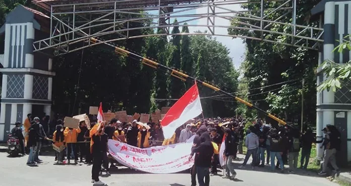 Mahasiswa UHO Serentak Tolak Kenaikan BBM dan Wacana Presiden 3 Periode ZONASULTRA.COM, KENDARI- Mahasiswa Universitas Halu Oleo (UHO) Kendari, Provinsi Sulawesi Tenggara (Sultra) yang tergabung membawa nama Keluarga Besar Mahasiswa (KBM) UHO turun melakukan aksi serentak yang di inisiasi oleh Badan Eksekutif Mahasiswa Seluruh Indonesia (BEM SI) pada 11 April 2022. Adapun tuntutan ribuan mahasiswa dari seluruh fakultas yang ada di UHO tersebut yaitu, menolak kenaikan Bahan Bakar Minyak (BBM), menolak kenaikan kebutuhan pokok, menolak kenaikan pajak pertambahan nilai (PPn), molak wacana kenaikan tagihan listrik, serta menolak perpanjangan jabatan presiden menjadi tiga periode. Pantauan Zonasultra.com, sekitar pukul 10.00 WITA barisan mahasiswa KBM UHO telah mengular menutupi ruas jalan dalam kampus UHO. Barisan tersebut dibatasi oleh tali yang menjadi pemisah antar fakultas. Mahasiswa masing-masing fakultas tersebut mencapai ratusan orang. Rencananya, ribuan mahasiswa tersebut akan berjalan kaki untuk menggeruduk kantor Dewan Perwakilan Rakyat Daerah (DPRD) Provinsi Sultra untuk menyampaikan aspirasinya. Sesekali orator menyampaikan untuk memindahkan jam kuliah ke jalan halaman kantor DPRD Sultra. Selain KBM UHO, beberapa universitas di Sultra seperti Universutas Muhammadiyah Kendari (UMK), Institut Agama Islam Negeri (IAIN) Kendari, Universitas Sulawesi Tenggara (Unsultra) juga turun melakukan aksi bersama dengan titik kumpul berada di Kantor DPRD Sultra. (C) Halaman: Sultra Raya Kontributor: Ismu Samadhani Editor: Ilham Surahmin