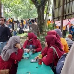 Sejumlah Mahasiswa yang Demo di DPRD Sultra Terpaksa Batalkan Puasa Sejumlah Mahasiswa yang Demo di DPRD Sultra Terpaksa Batalkan Puasa